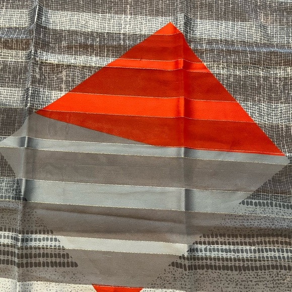 Vintage sheer Scarf signed Yvette Montagne Paris. Grey Silver Red Geometric - Picture 14 of 15